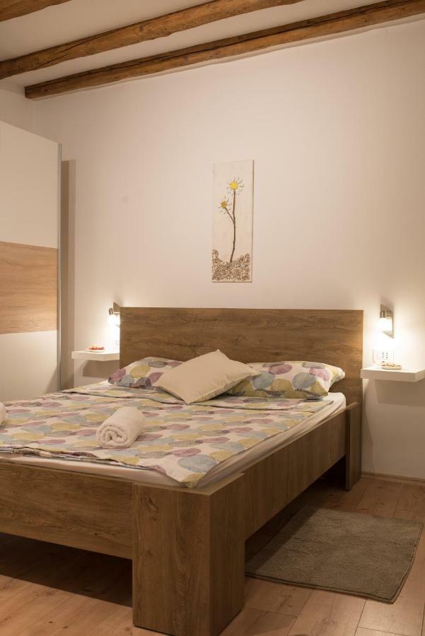 Apartment Vale Ровин Екстериор снимка